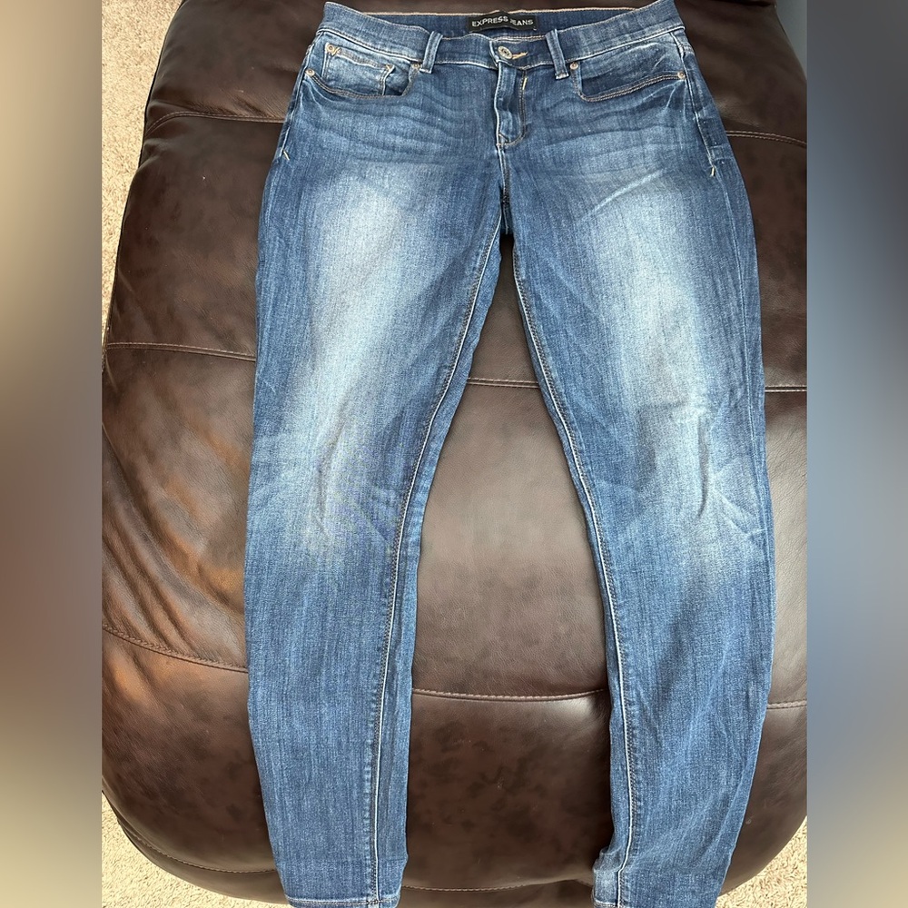 EXPRESS Women’s Mid Rise Skinny Jeans in Medium Wash - 8R